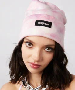 New Girl Order RIBBED TIE DYE BEANIE WITH BADGE DETAIL - LIGHT PINK