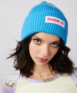 New Girl Order RIBBED BEANIE WITH OVER IT BADGE DETAIL - BLUE Tops