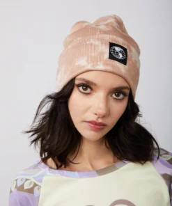 New Girl Order RIBBED TIE DYE BEANIE WITH BADGE DETAIL - OATMEAL
